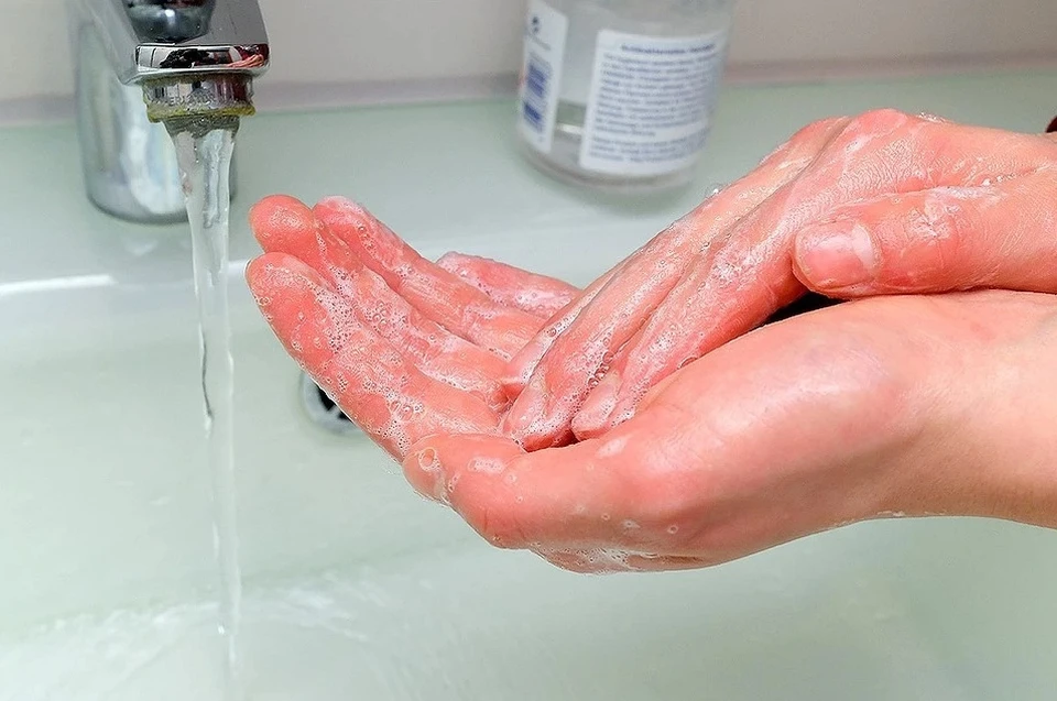 Опасно не дотронуться до предметов с частицами вируса, а потом не помыть руки