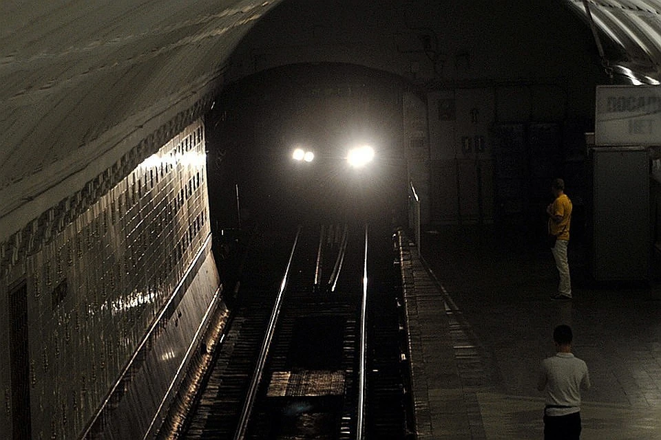 Можно метро выйдя. Тоннель метро станция Бауманская. Стоящий поезд в туннеле на станции Спасская. Поезд стоящий в туннеле на станции Беговая. Служба движения Московского метрополитена.