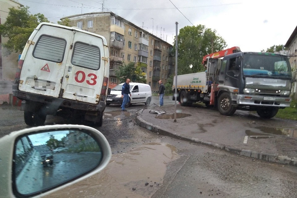 "Скорая" застряла в яме на проезжей части.