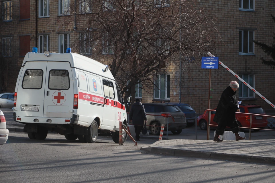 В Красноярске избили девушку-фельдшера скорой.
