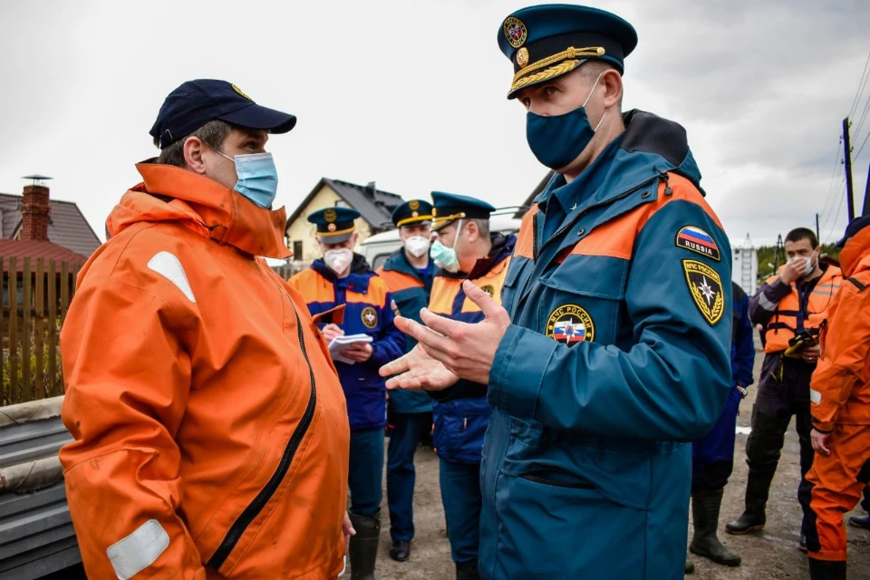 В Кильдинстрое работает масса спасателей. Фото: ГУ МЧС России по МО