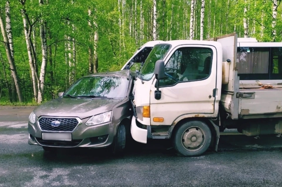 Пенсионер на "Датсуне" отправил себя и пассажира-ребенка в больницу, решив развернуться на оживленном Петрозаводском шоссе. Фото: vk.com/dorinspb