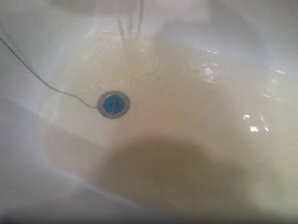 Почему вода в фильтре мутная. Почему вода из отопления пузырится.