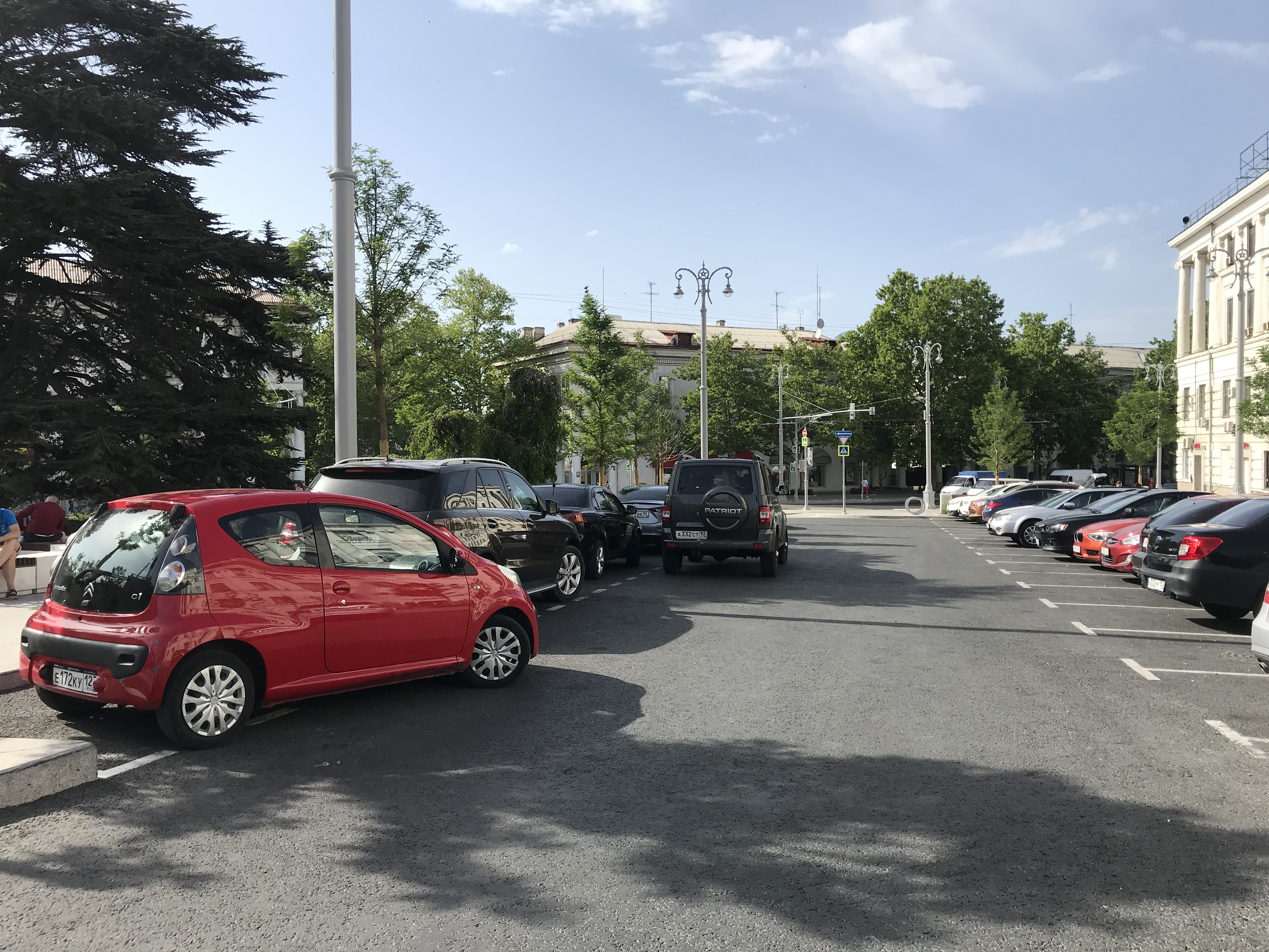 На площади Лазарева теперь удобная парковка с разметкой, но желающих остановиться тут так много, что они все равно становятся в несколько рядов.