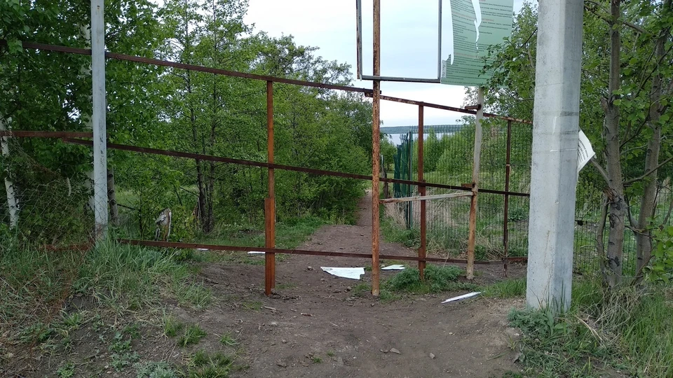 В этом году бизнесмены поставили на Увильдах еще один забор и пропали. Фото: Дмитрий Коротин.