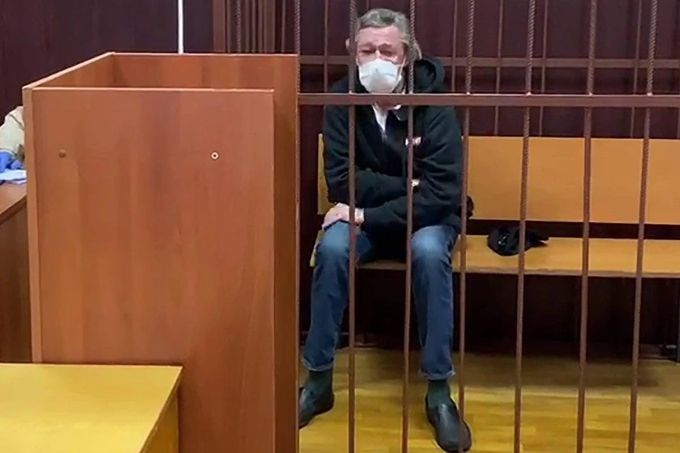 Видео с плачущим в клетке Ефремовым появилось в сети