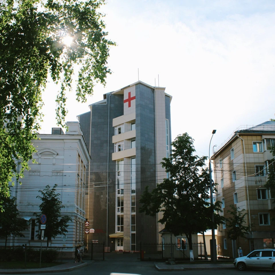 Семиэтажный корпус клиник СибГМУ сейчас полностью отведен под "ковидарий".