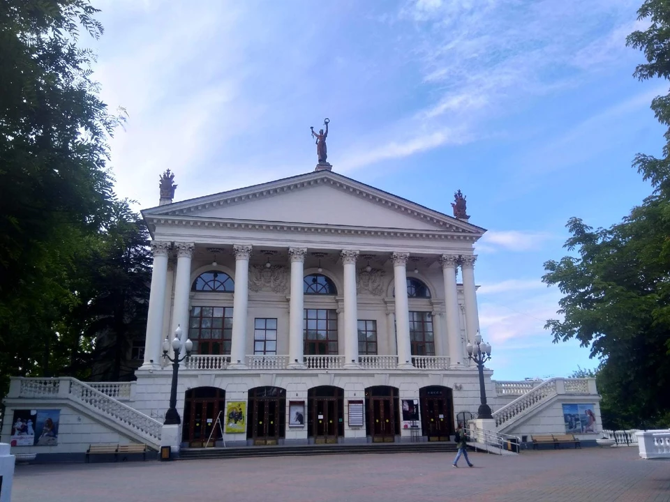 Театр луначарского афиша. Севастополь музей театра. Херсон Севастополь открытый театр. Музеи Севастополя работающие 2021. Севастополь 2021 будет ли работать театры и музее летом.