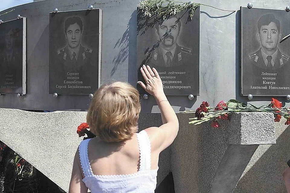Нападение на буденновском. Буденновск 14 июня 1995 года. Захват Буденновска Басаевым. Буденновск теракт 1995 памятники.