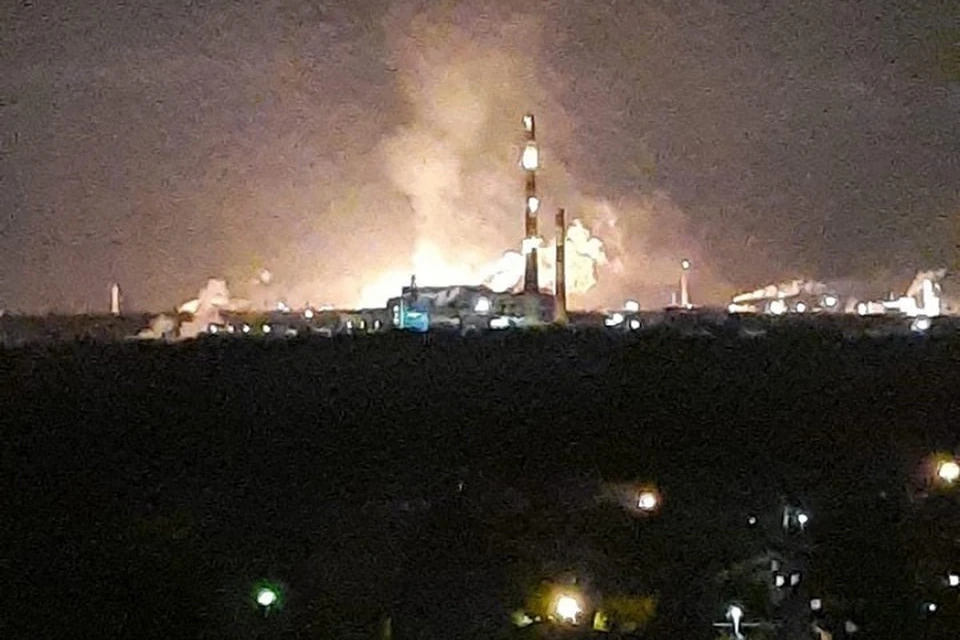 Огонь виден за десятки километров от места взрыва.
