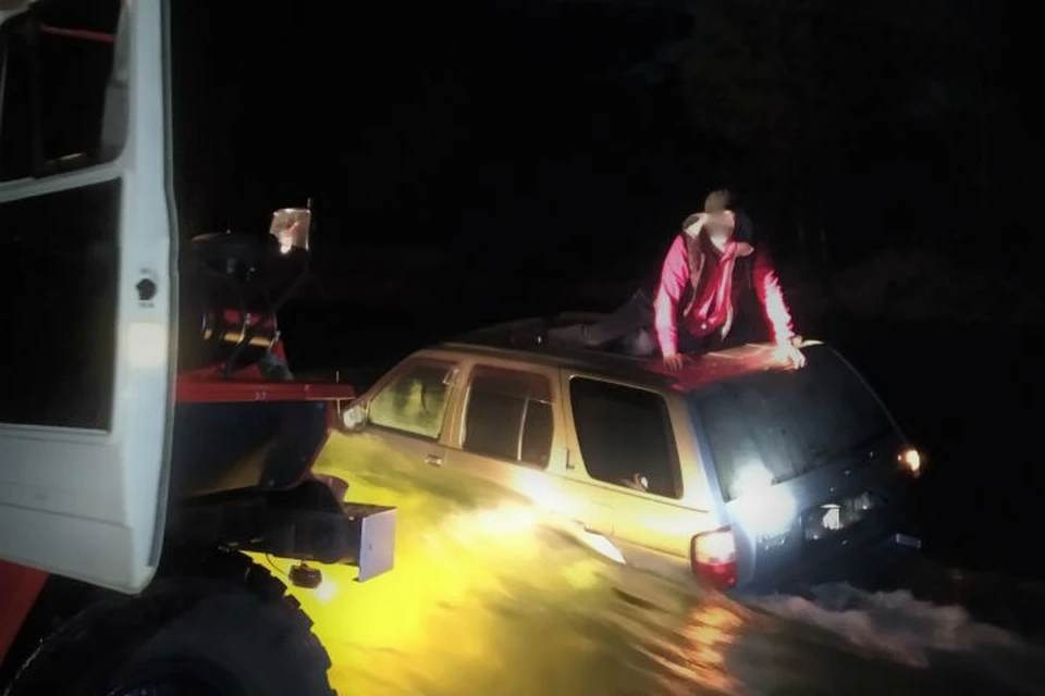 Водителя, сидевшего на крыше автомобиля посреди бушующей реки, спасли в Бурятии. Фото: Республиканское агентство гражданской обороны и чрезвычайных ситуаций.