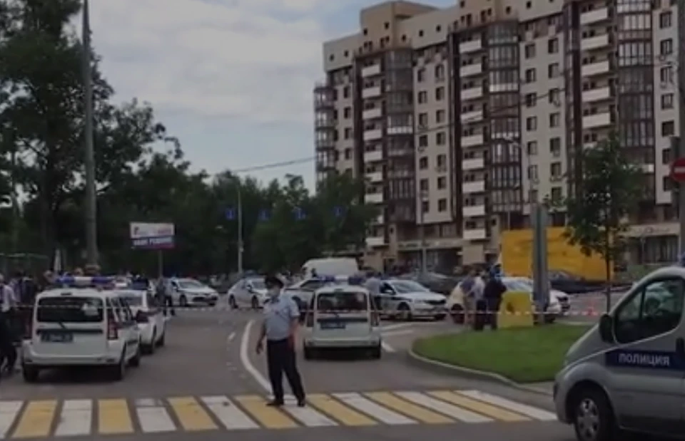 Видео стрельбы по полицейским на Ленинском проспекте появилось в сети