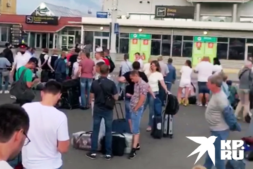 У аэропорта "Краснодар" стоят эвакуированные пассажиры. Фото: Игорь ЛИТВИНЦЕВ.