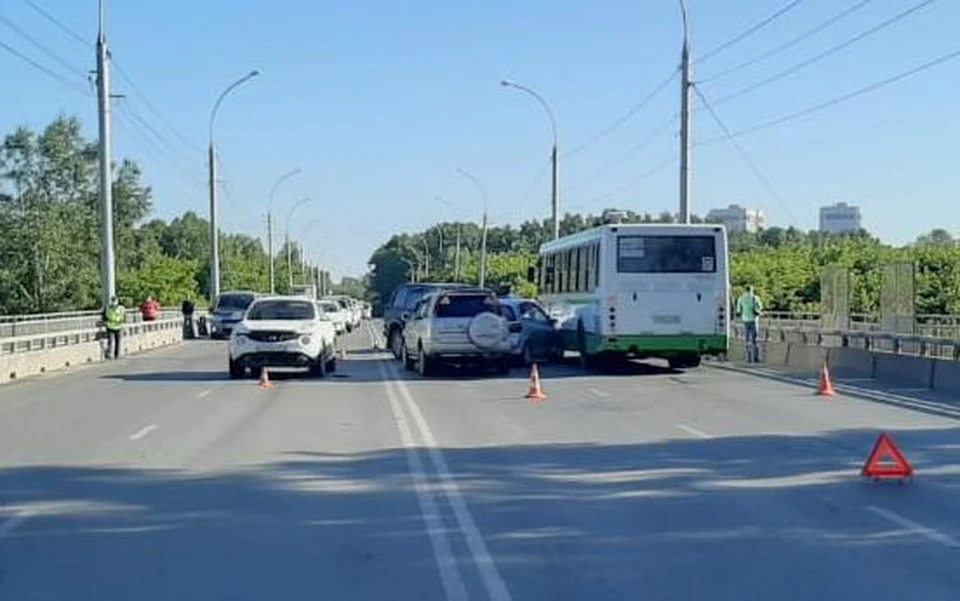 На Винаповском мосту столкнулись несколько автомобилей и автобус. Фото: ГИБДД Новосибирск