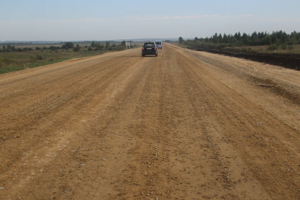 Из 12,5 тысяч километров автодорог общего пользования в регионе дорогами с твердым покрытием являются лишь 7,7 тысяч километров.