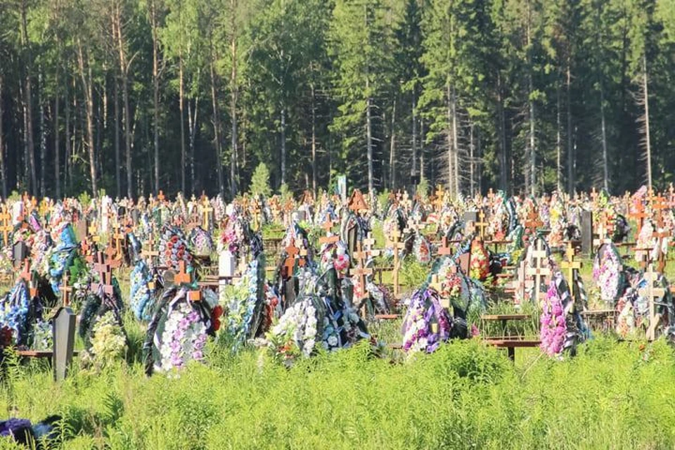 Можно посещать кладбище в духов день