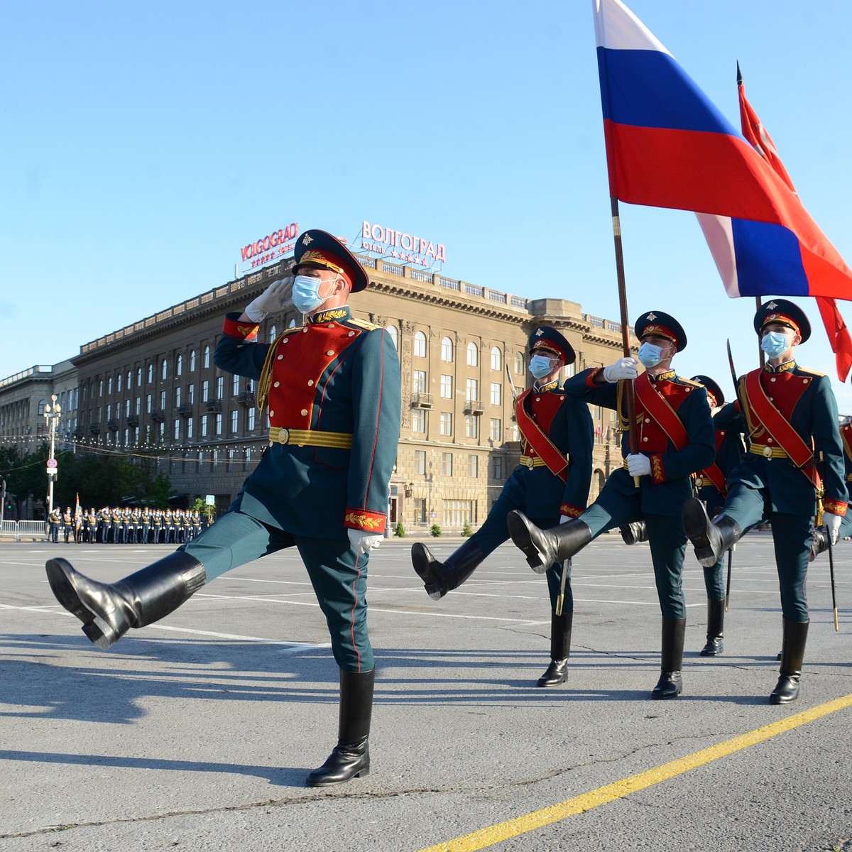 В масках и без техники: в Волгограде прошла первая репетиция Парада Победы  на площади Павших Борцов - KP.RU