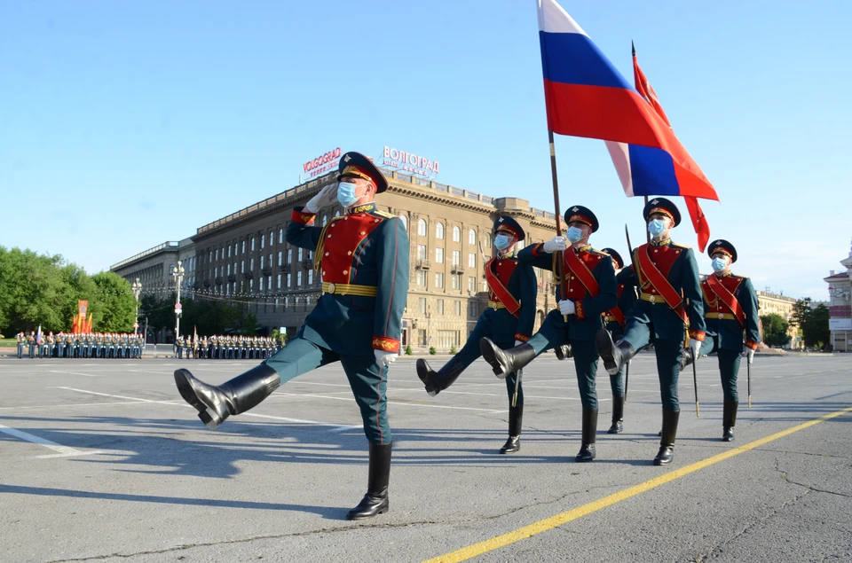 парад победы победы 1945. знаменная группа тпу. день победы знаменосец. знамя победы на красной площади в день победы. парад победы 24 июня 1945 белорусский фронт.