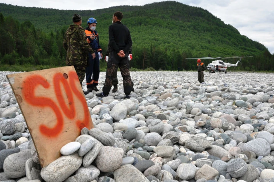 Туристы, написавшие углем на футболке «SOS», найдены на берегу реки. Фото: ГУ МЧС России по Иркутской области