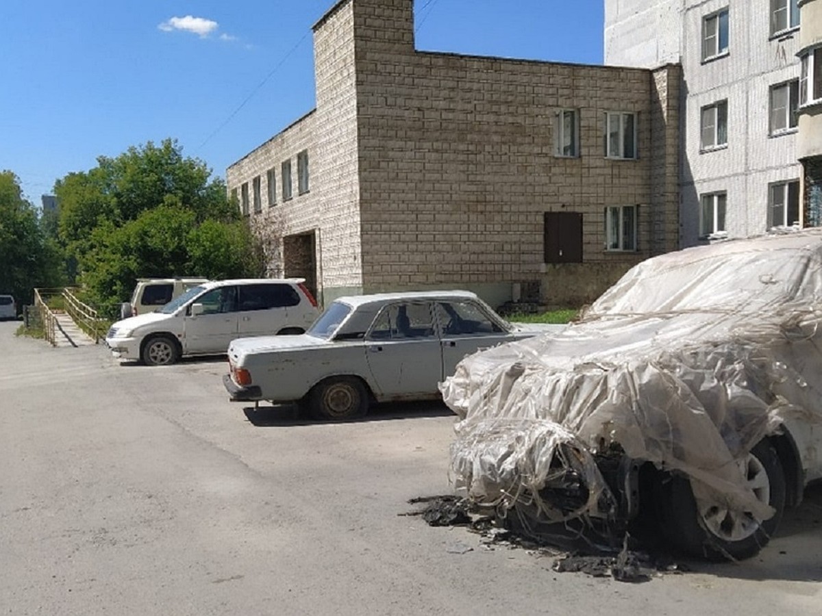 Будут стоять, пока не рассыплются»: сибиряк пожаловался на брошенные машины  у поликлиники под Новосибирском - KP.RU