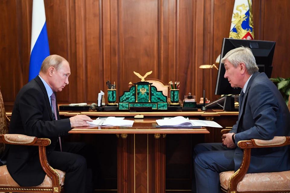 Владимир Путин и директор Федеральной службы по финансовому мониторингу Юрий Чиханчин. Фото: Алексей Никольский/ТАСС