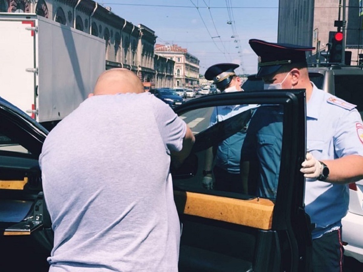 На севере Петербурга 15 водителей заставили содрать со стекол слишком сильную тонировку