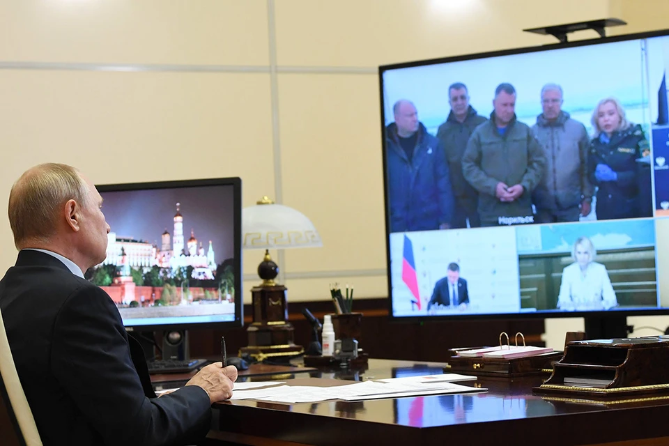 Владимир Путин в Ново-Огарево во время совещания в режиме видеоконференции по вопросам ликвидации последствий разлива дизельного топлива в Красноярском крае. Фото: Алексей Никольский/пресс-служба президента РФ/ТАСС