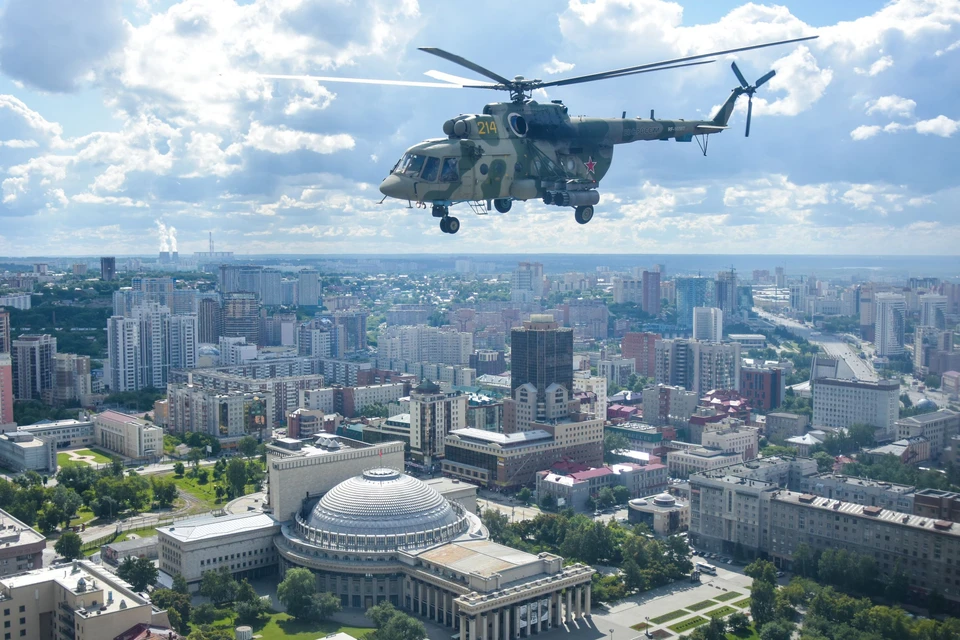 Наш корреспондент пролетела над городом на вертолете, участвующем в Параде Победы.