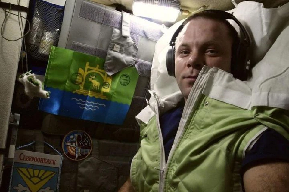 Российский космонавт Иван Вагнер показал свой спальный мешок