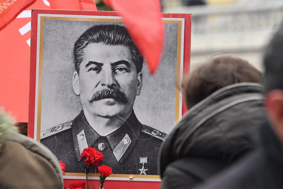 Попытка повесить портрет Сталина обернулась смертельной травмой.