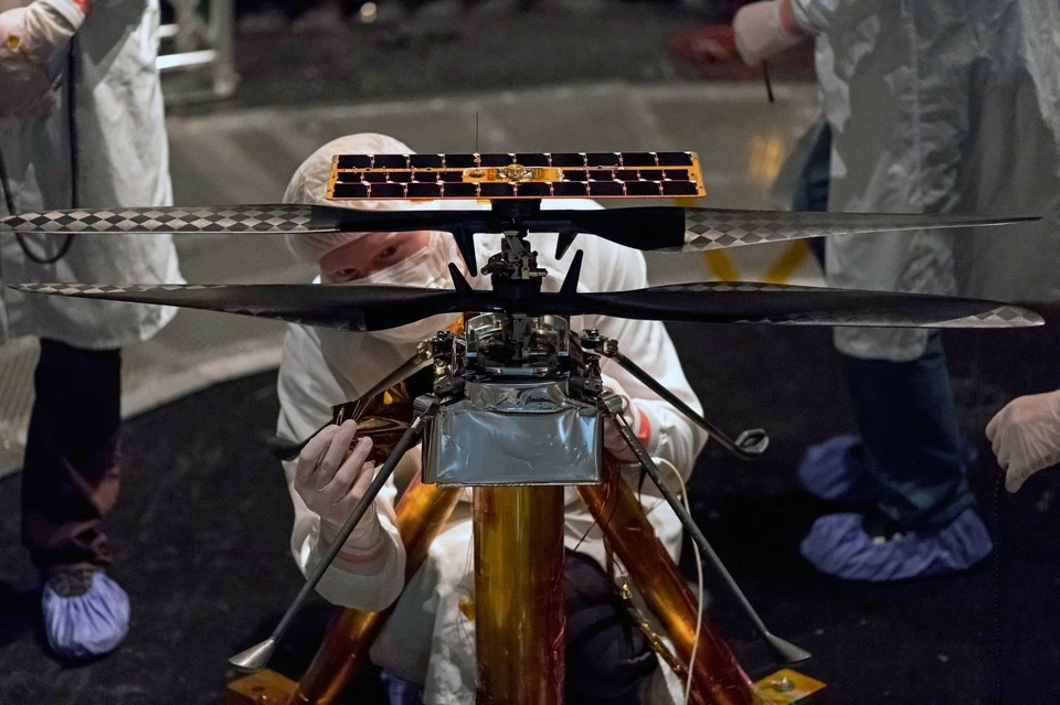 Техники, работающие с вертолетом Марс в вакуумной камере в Лаборатории реактивного движения НАСА в Пасадене, штат Калифорния