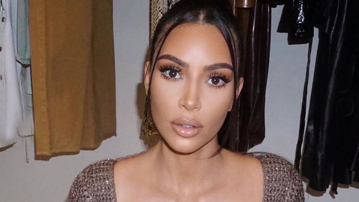 Жас əйел попуга алады Сиськи және бет фотосуреттеріндегі порно кончит