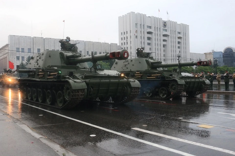 Все участники парада, включая журналистов, предварительно сдали тесты на коронавирус - только здоровых допустят к работе