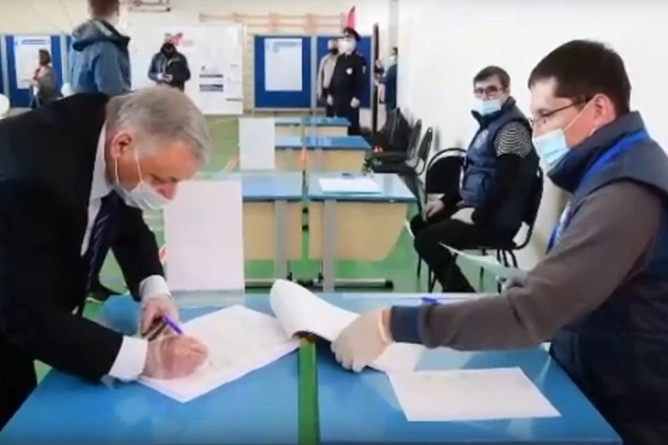 Появилось видео, как на Ямале проходит голосование по поправкам в Конституцию Фото: скрин видео Избиркома ЯНАО