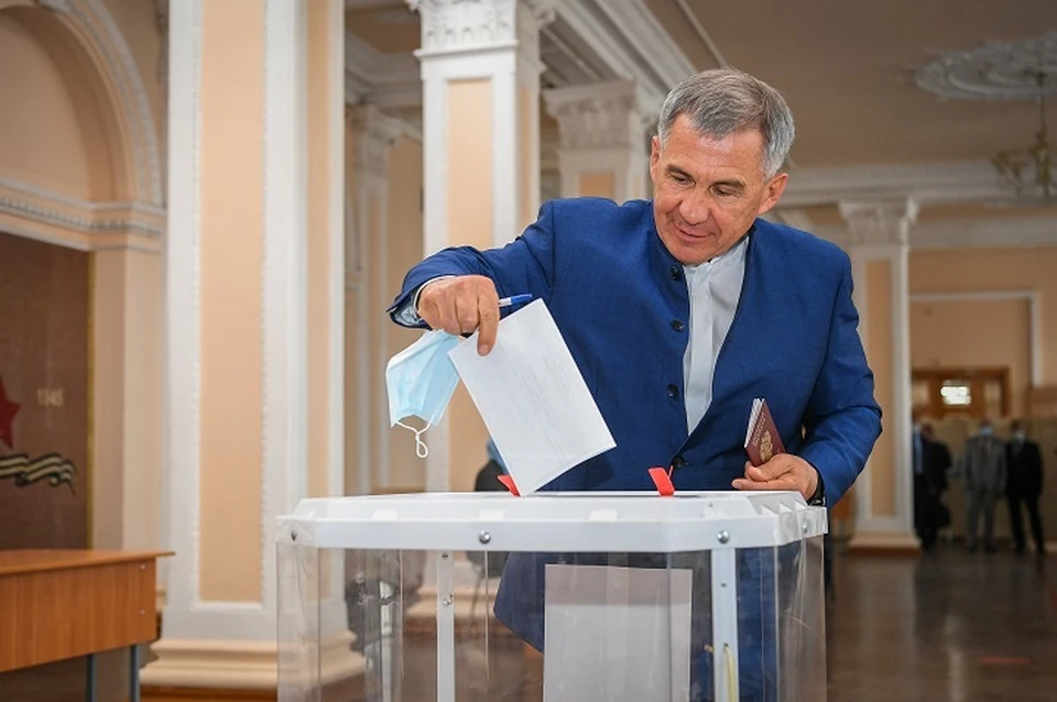 Одним из первых проголосовавших стал президент Татарстана Рустам Минниханов.