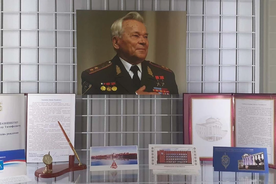 Выставка личных вещей оружейника начала работу в мемориальном музее Михаила Калашникова в селе Курья (фото: предоставлено музеем)