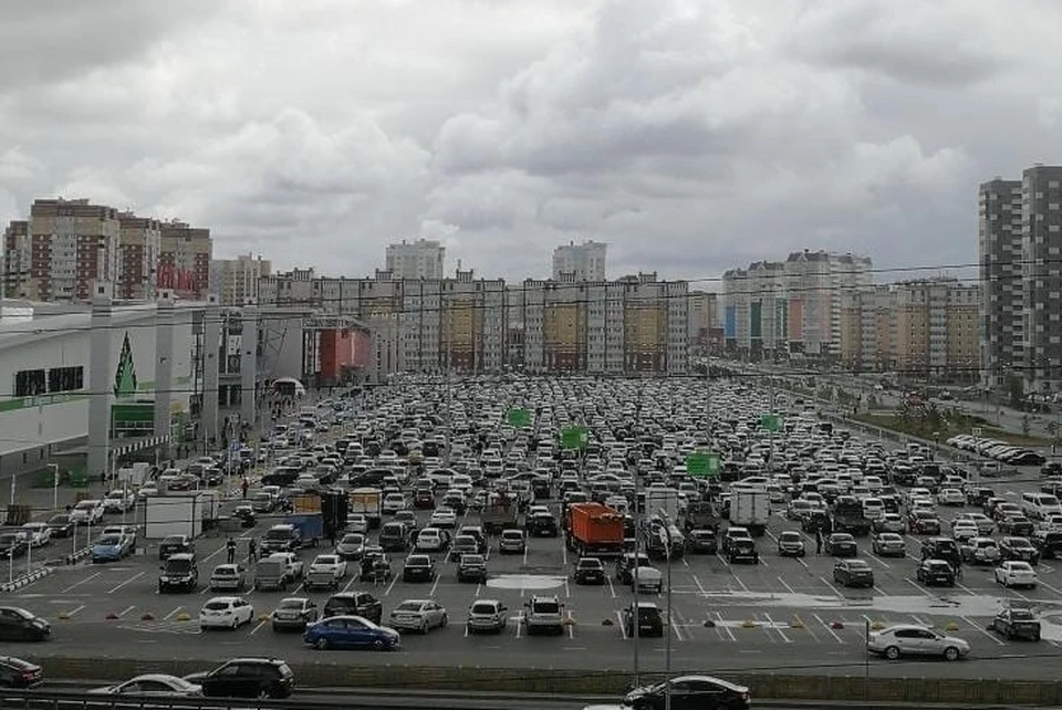 В Тюмени сотни автомобилистов заполонили парковку у открывшегося ТРЦ. Фото - "Типичная Тюмень".