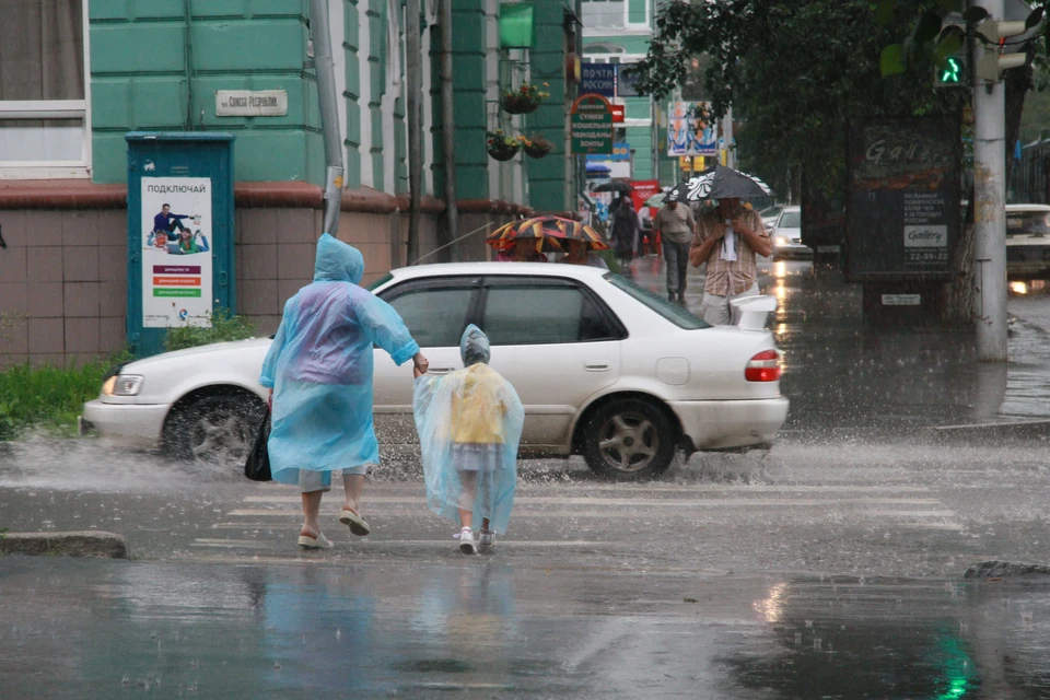 Жара дожди. Дождь в жаркую погоду. Штормовое предупреждение жара картинки. Жара или дождь. Жара ливни эпидемия.