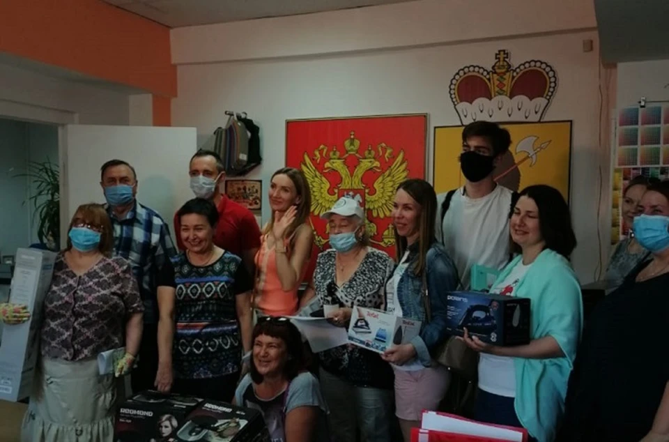 Счастливые обладатели подарков в Ярославле получили их в торжественной обстановке. Фото предоставлено ИПК "Конверсия"