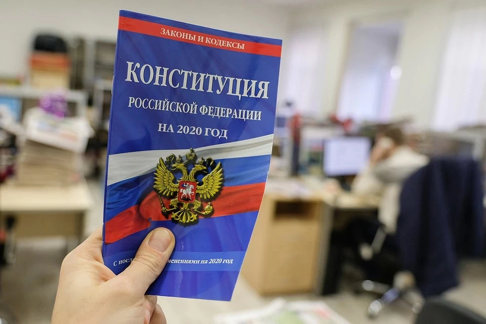 Москвичи могут проголосовать за поправки в Конституцию дистанционно через Интернет либо на избирательных участках.
