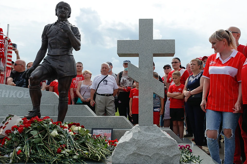 Черенков как-бы стоит на футбольном поле, у него под правой ногой мяч. Фото: Михаил Джапаридзе/ТАСС