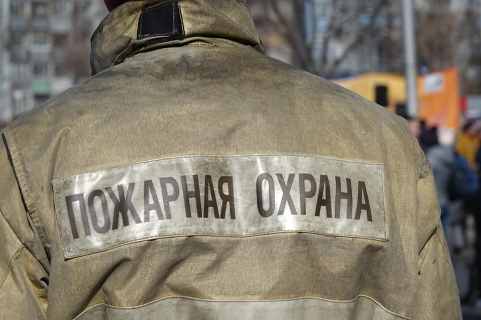 38 человек ночью тушили загоревшийся цех в Кемерове.