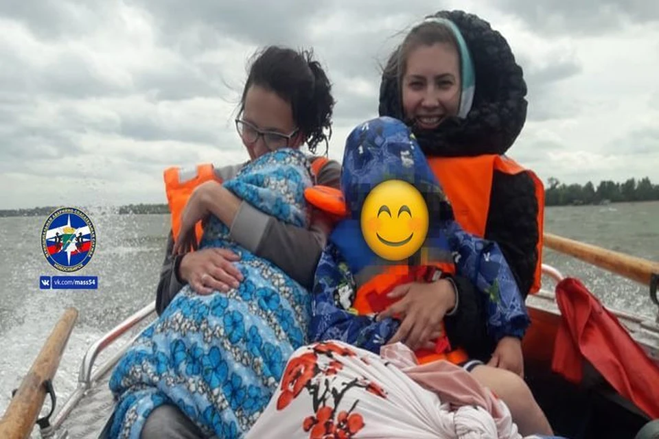 Семья с двумя маленькими детьми в шторм застряла на острове. Фото: МАСС