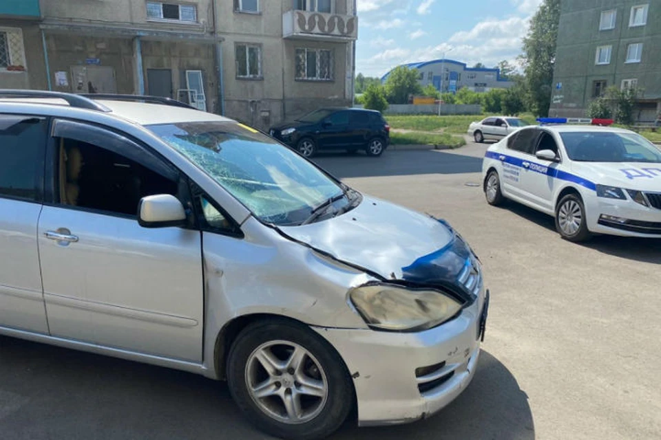 Водитель в Ангарске сбил на переходе двух человек, бросил машину и сбежал.