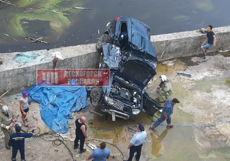 В Десногорске автомобиль слетел с плотины в водохранилище. Фото: ВКонтакте.