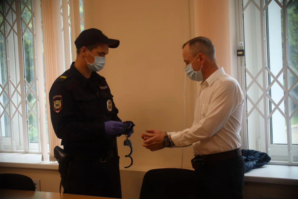 На Валерия Сыропятова надели наручники в зале суда.
