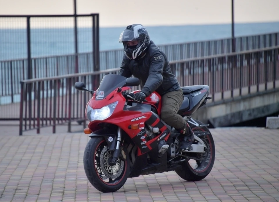 28-летний водитель мотоцикла Suzuki выехал в сторону Феодосии из Орджоникидзе и не справился с управлением.