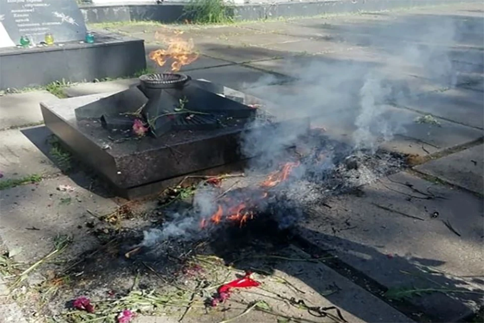 В Гагарине неизвестные подожгли цветы у Вечного огня. Фото: паблик podslushanosmolensk в соцсети Instagram.