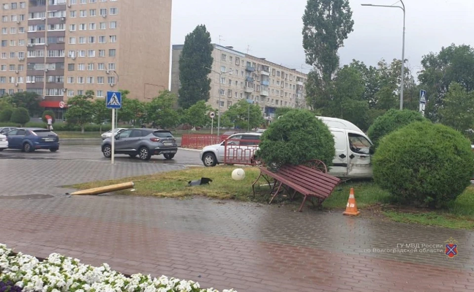Водитель не справился с управлением и вылетел на пешеходную аллею.