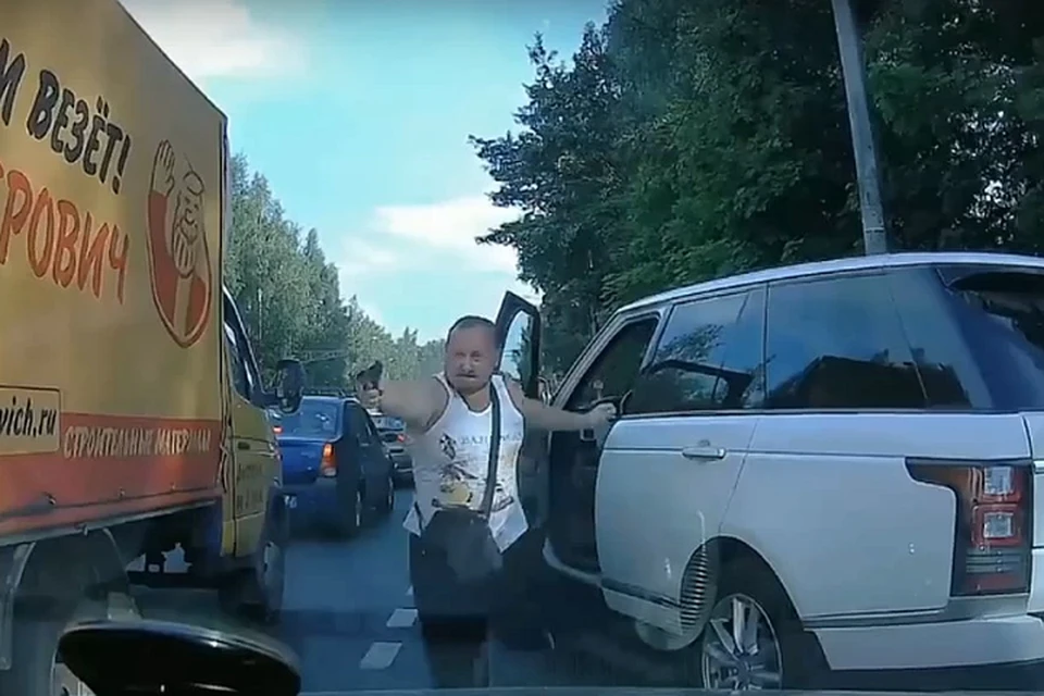 На Выборгском шоссе в Санкт-Петербурге обиженный "обочечник" пытался расстрелять оппонента.